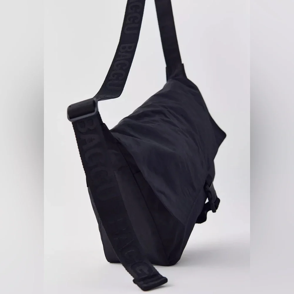 BAGGU Sport Messenger Bag- Black - Picture 2 of 5
